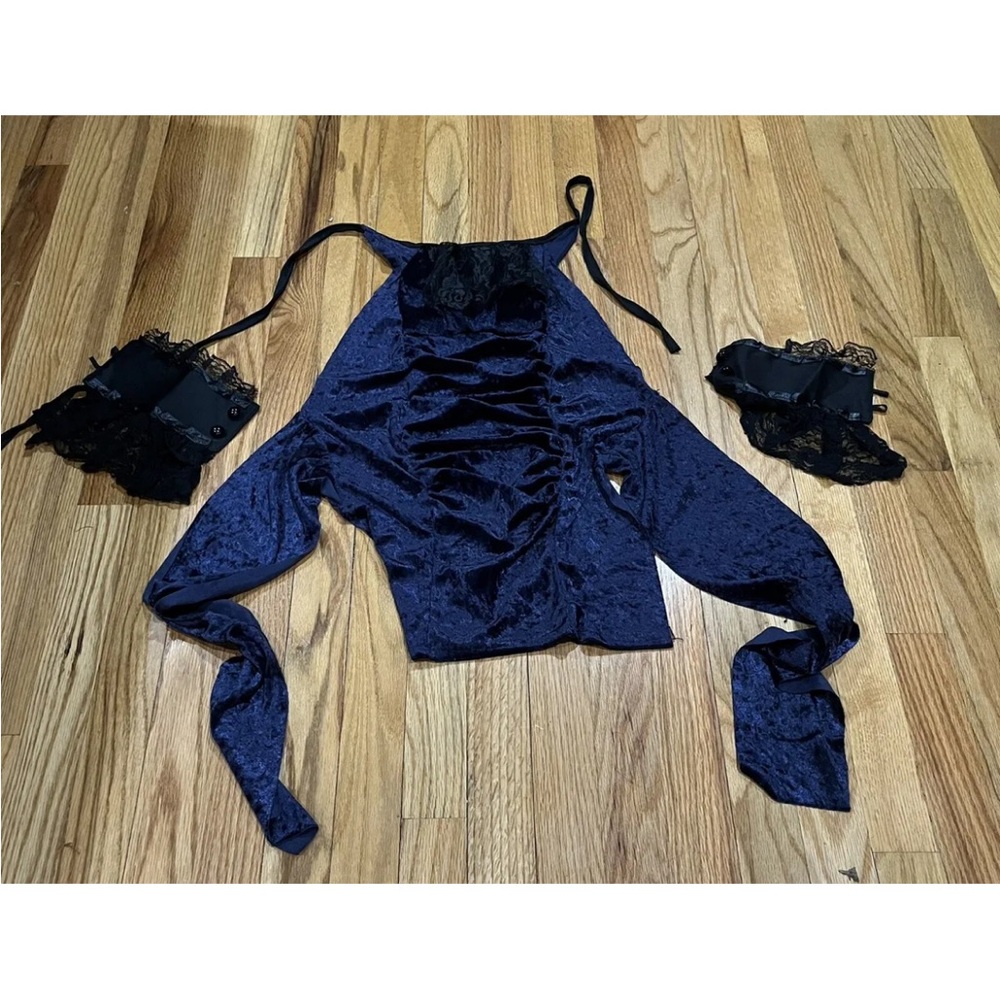 dark blue velvet 1/2 shirt and wristlets